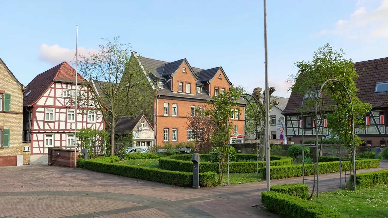 Fachwerkhäuser und Grünanlage mit Buchsbaumhecken in Bischofsheim