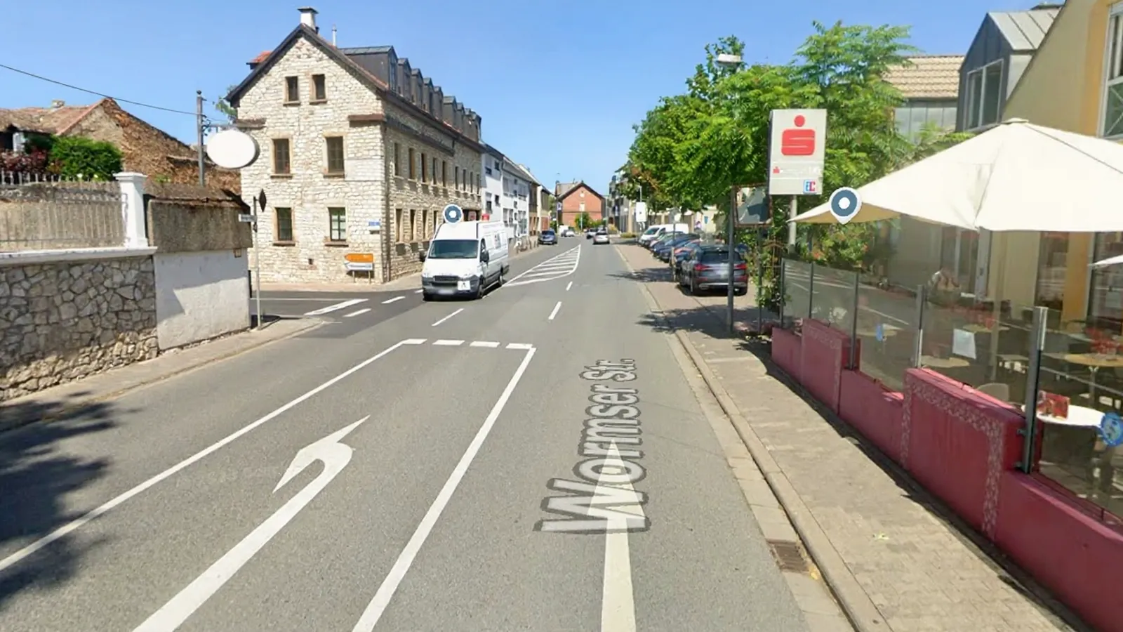 Straße mit Natursteinhaus und Café-Terrasse in Bodenheim