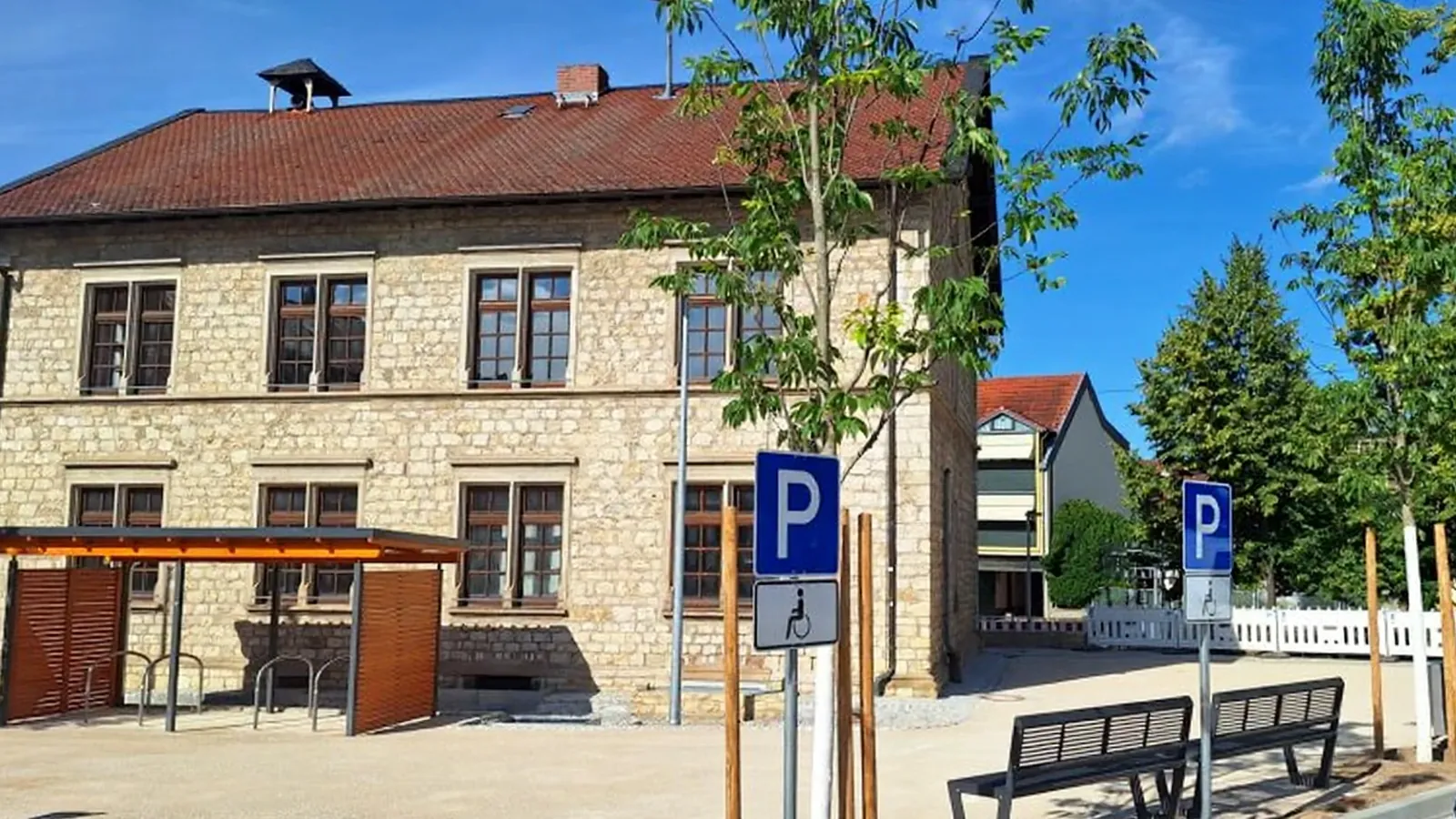 Historisches Natursteingebäude im Ortskern von Heidesheim