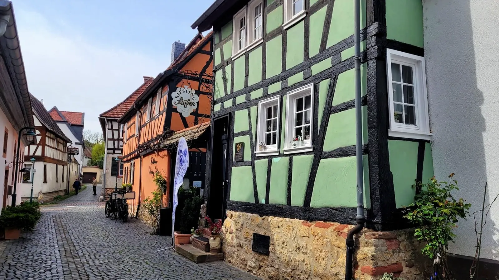 Fachwerkhäuser in einer gepflasterten Gasse in Hochheim am Main