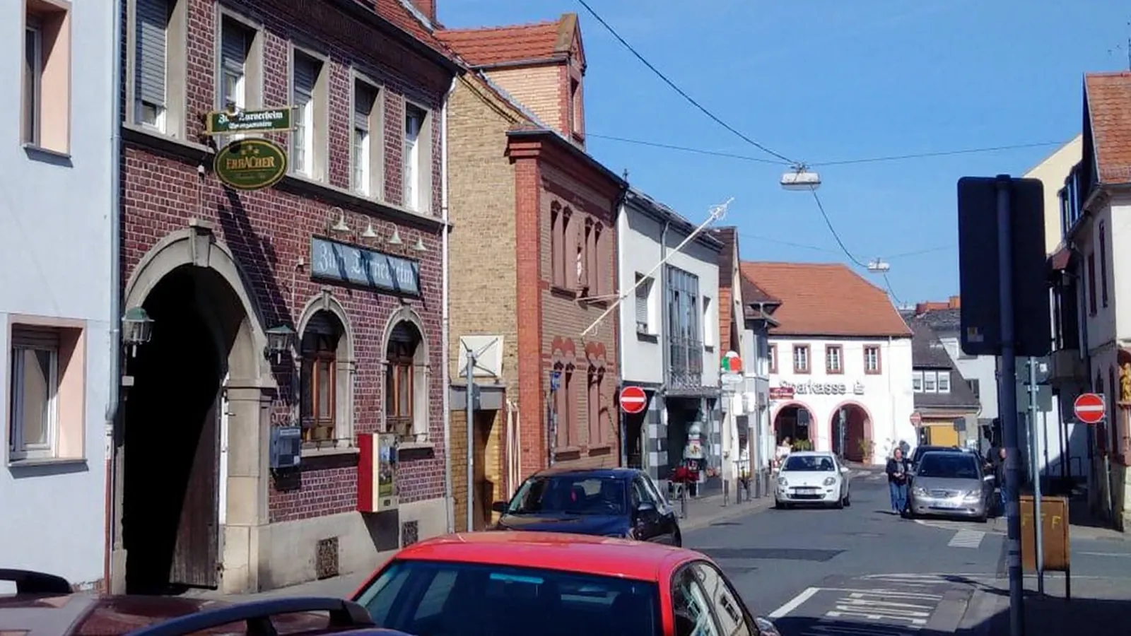 Straße im Ortskern von Mainz-Finthen
