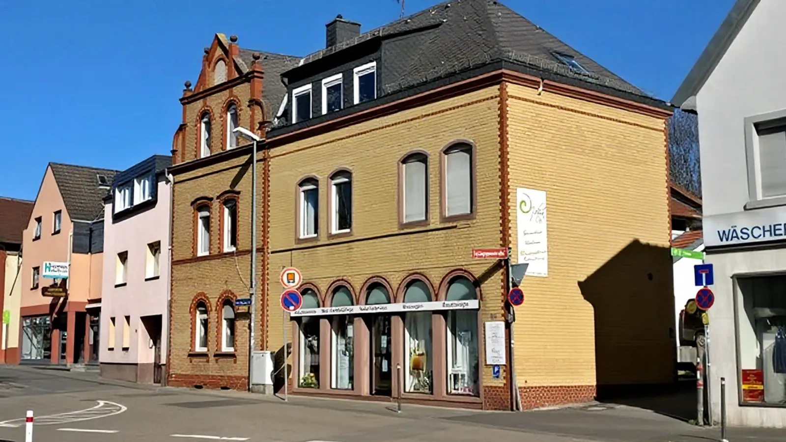 Wohn- und Geschäftshäuser im Ortskern von Mainz-Hechtsheim