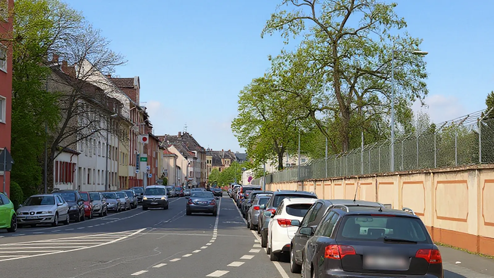 Straße mit Wohnhäusern und parkenden Autos in Mainz-Kastel