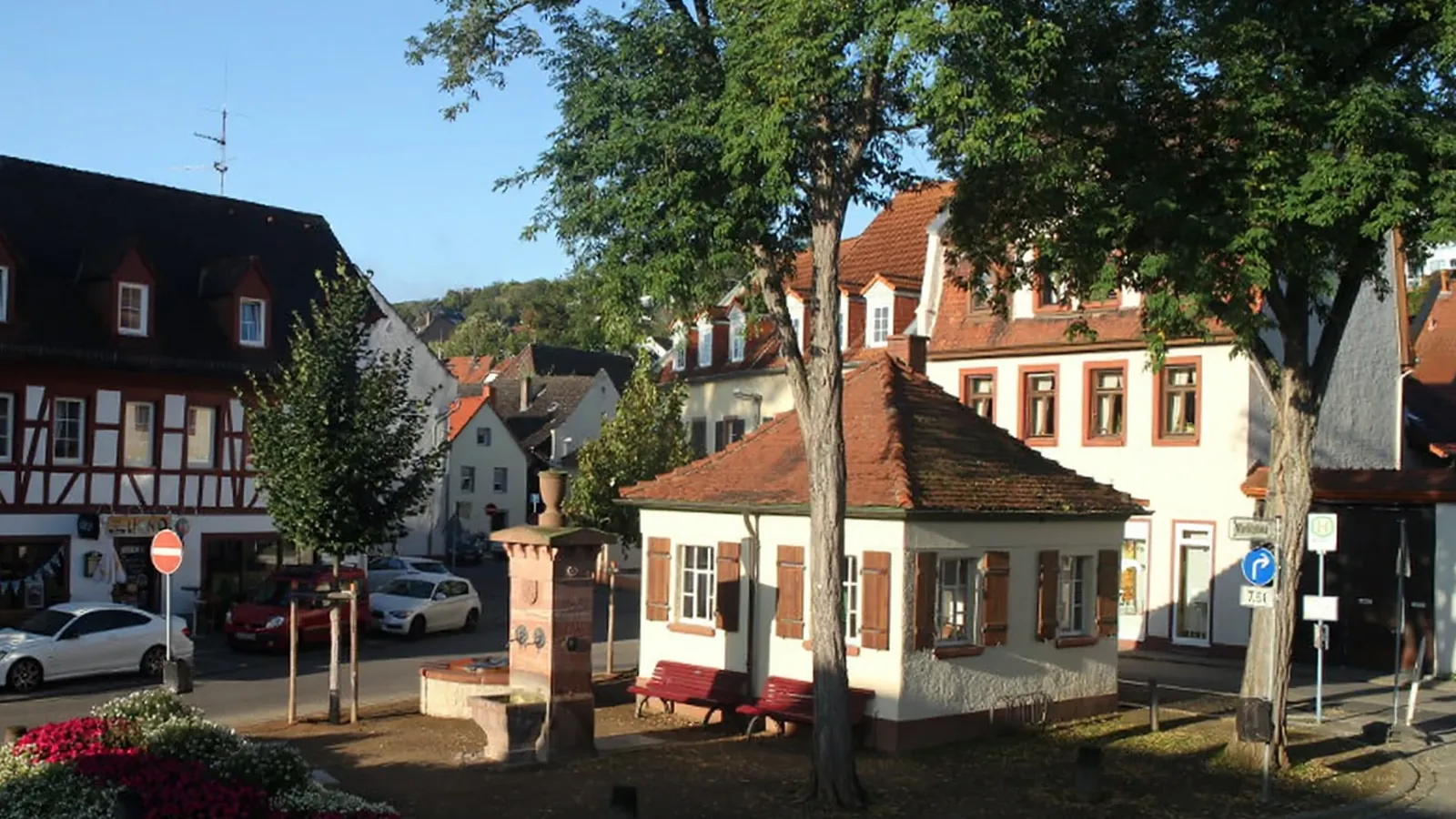 Platz mit Brunnen im Ortskern von Mainz-Laubenheim