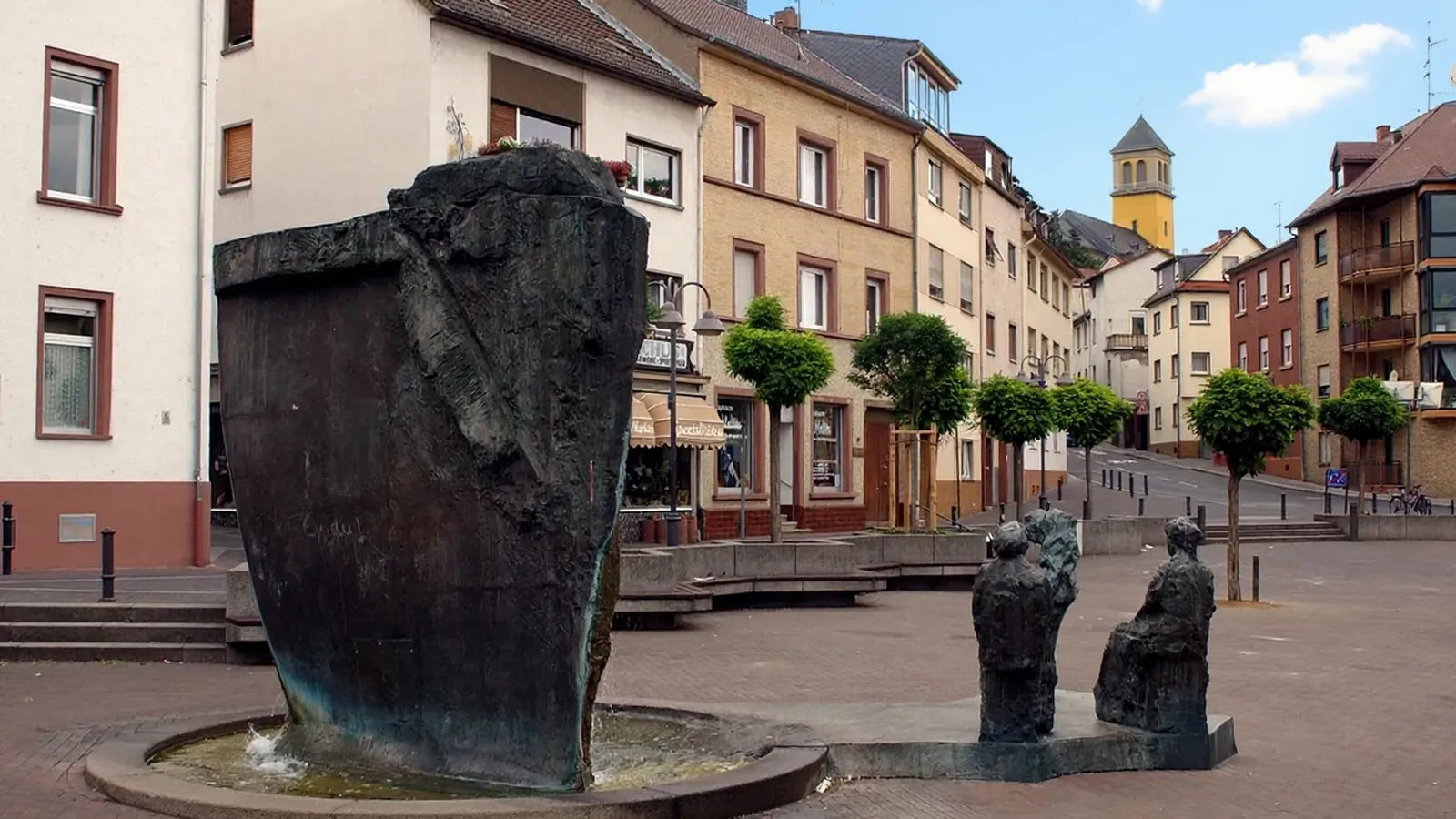 Platz mit Brunnenskulptur in Mainz-Weisenau