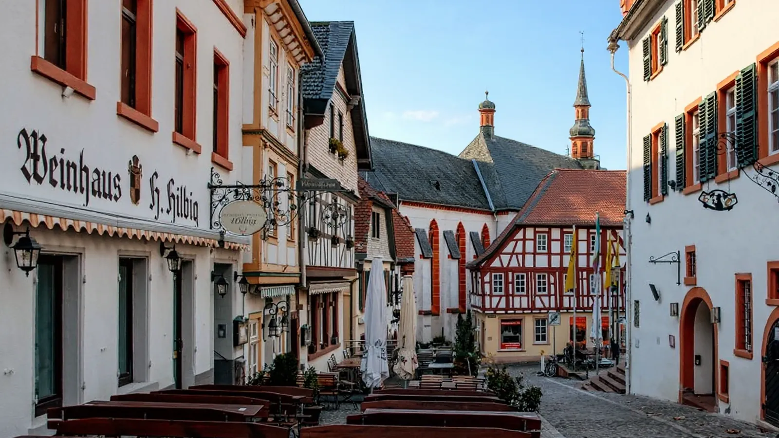 Altstadtgasse mit Weinhaus, Fachwerkhaus und Kirche in Oppenheim