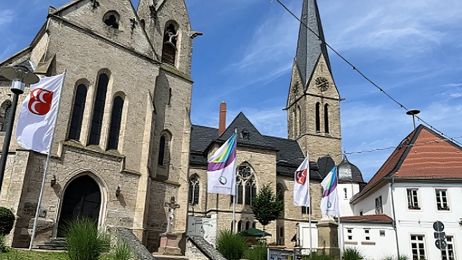 Kirche mit Fahnen und Treppe im Ortskern von Saulheim